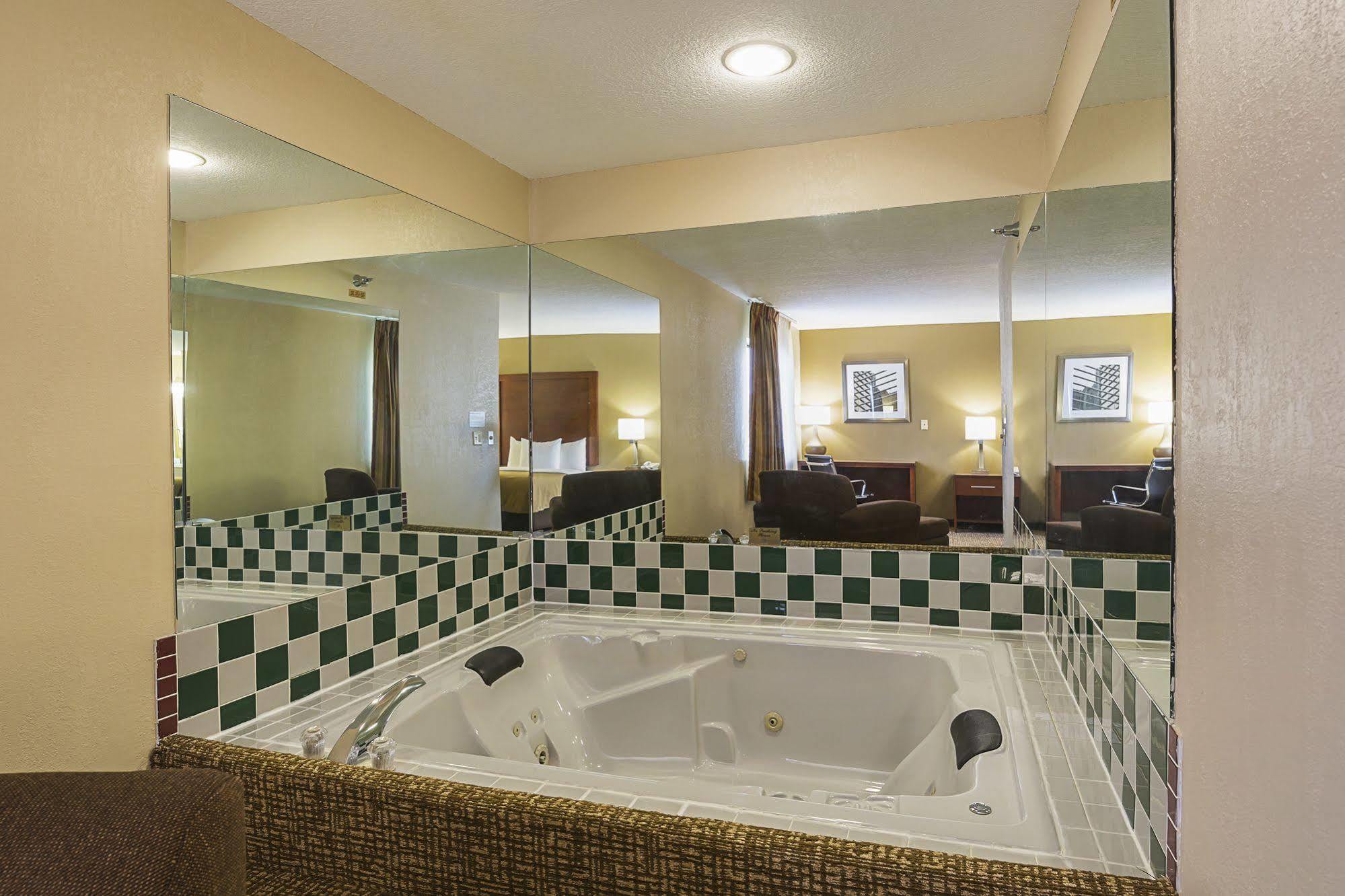 Quality Inn Waverly Exterior photo